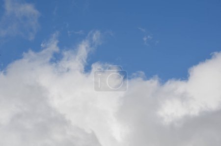 Foto de Nubes en un cielo azul - Imagen libre de derechos