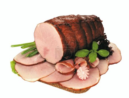 Solomillo de cerdo, de sección transversal y en rodajas. Lomo de cerdo ahumado. Embutidos de carne polaca, aislados sobre un fondo blanco, una foto del paquete. 