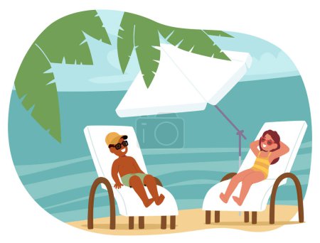 Ein junges Mädchen im gelben Badeanzug und ein Junge mit Schirmmütze und Sonnenbrille entspannen auf weißen Strandliegen. Abgeschirmt von einem großen Regenschirm genießen Kinder einen friedlichen, sonnigen Tag am Meer mit Palmen, die schwanken