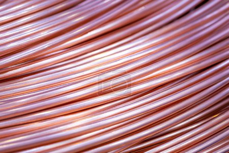 Cable de cobre retorcido, primer plano. Primer plano del cable de cobre espiral con fondo de enfoque suave. Cable de cobre enrollado aleatoriamente en una bobina.