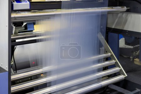 Industrieanlage zur Herstellung von transparenten Polyethylenfolien. Transparenter Filmproduktionsprozess. Maschinen zur Herstellung von transparenter Folie im industriellen Umfeld.