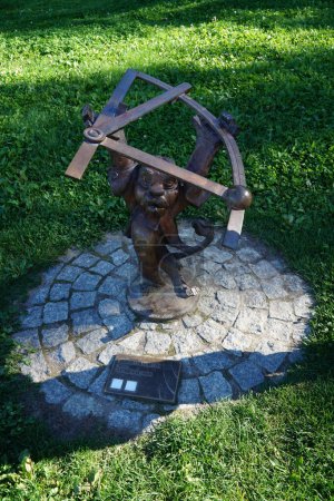 Foto de Una figura de una criatura de cuento de hadas cerca del museo Hevelianum en Gdansk. Polonia. - Imagen libre de derechos