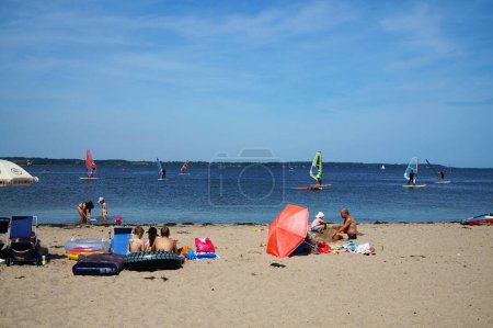 Foto de Playa con los turistas en la costa de la bahía del Báltico en el pueblo de Rewa, Polonia - Imagen libre de derechos