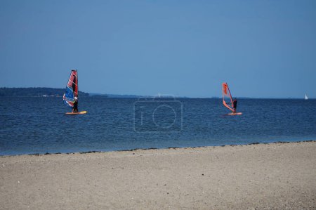 Foto de Personas en tablas de kayak en la costa de la bahía del Báltico en el pueblo de Rewa, Polonia - Imagen libre de derechos
