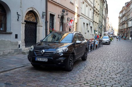 Samochody zaparkowane na starej ulicy w centrum Warszawy          