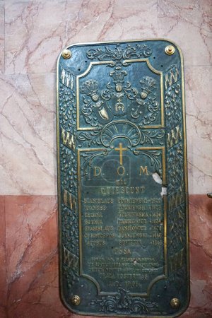 Foto de Placa conmemorativa en latín en la iglesia de la ciudad de Zhovkva. - Imagen libre de derechos