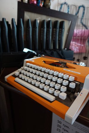 Téléchargez les photos : Machine à écrire vintage avec clavier cyrillique. - en image libre de droit