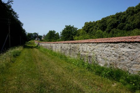 Le mur d'un ancien château ou monastère en pierres  