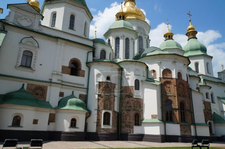 Foto de Vista lateral de la Catedral de Santa Sofía en Kiev. Entre las nuevas paredes se puede ver la mampostería de las antiguas paredes del siglo XI. - Imagen libre de derechos