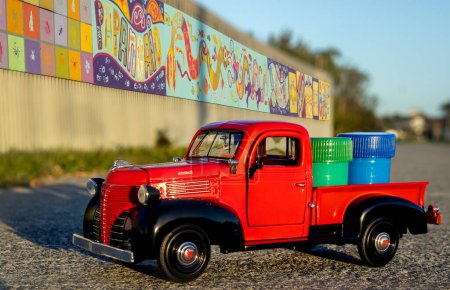 Foto de Foxton Beach, Nueva Zelanda., 04 / 07 / 2023. Camioneta roja entregando algunas ollas de pintura a algunas obras de arte. - Imagen libre de derechos