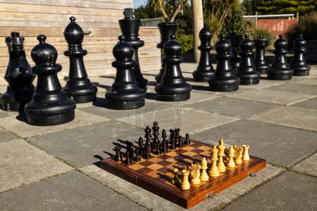 Foto de Juego de ajedrez en una gran área de ajedrez exterior. - Imagen libre de derechos