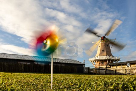 Foto de Molino de viento De Molen de pie en un día soleado con movimiento de viento también. - Imagen libre de derechos