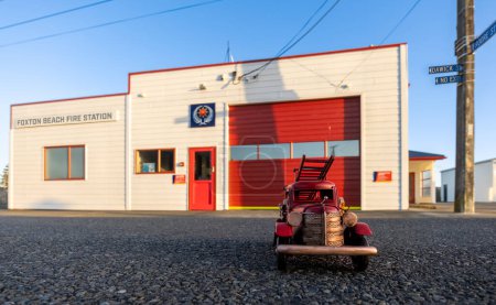 Foto de Foxton Beach, Nueva Zelanda., 06 / 07 / 2023. Camión de bomberos modelo estaño estacionado fuera de la estación de bomberos de Foxton Beach. - Imagen libre de derechos