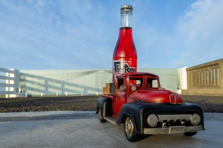 Foto de Foxton, Nueva Zelanda., 15 / 07 / 2023. Camioneta roja con una botella de Foxton Fizz en la parte trasera - Imagen libre de derechos