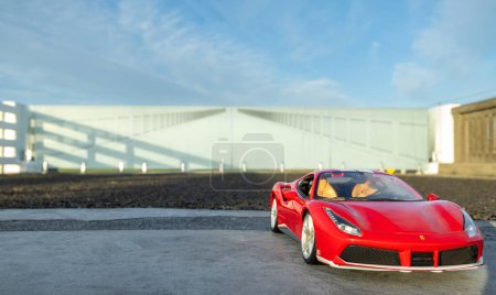 Foto de Foxton, Nueva Zelanda., 15 / 07 / 2023. Ferrari rojo modelo de coche estacionado en una sección de puente viejo. - Imagen libre de derechos