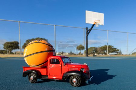Foto de Foxton, Nueva Zelanda., 17 / 07 / 2023. Modelo de un camión rojo con una pelota de baloncesto en la espalda. - Imagen libre de derechos