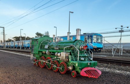 Foto de Locomotora de vapor verde con ruedas rojas en la estación de tren Palmserton North. - Imagen libre de derechos