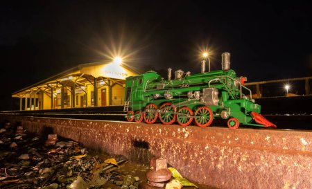 Foto de Shannon, Nueva Zelanda, 30.08.2023.Locomotora de vapor verde con ruedas rojas en la estación de tren de Shannon. - Imagen libre de derechos