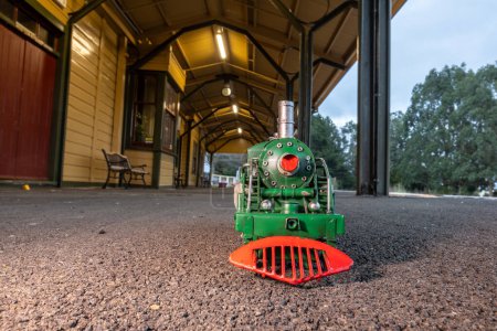 Foto de Locomotora de vapor verde con ruedas rojas en la estación de tren de Shannon. - Imagen libre de derechos