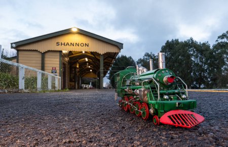 Foto de Shannon, Nueva Zelanda, 30.08.2023. Locomotora de vapor verde con ruedas rojas en la estación de tren de Shannon. - Imagen libre de derechos