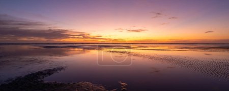 Foto de Maravilloso atardecer en las arenas planas de Foxton Beach con marea baja. - Imagen libre de derechos