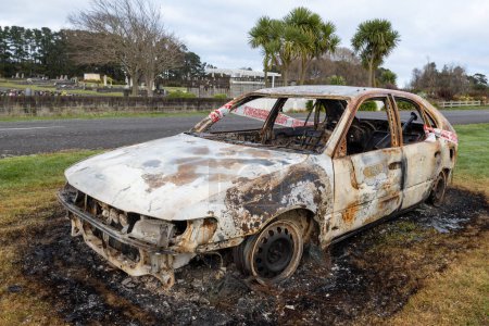 Foto de Lo que queda de un coche que ha sido incendiado. - Imagen libre de derechos