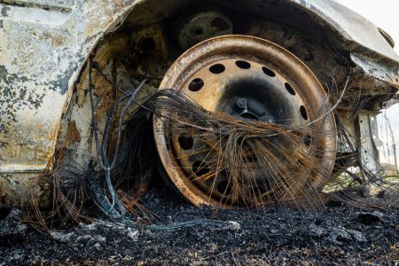 Foto de Lo que queda de una rueda que ha sido incendiada. - Imagen libre de derechos