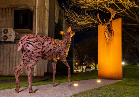Foto de Escultura de acero de ciervos de acero y el acero en el ciervo tiene formas de ciervos. - Imagen libre de derechos
