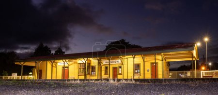 Foto de Estación de tren de Shannon con un cielo del amanecer temprano detrás de él. - Imagen libre de derechos