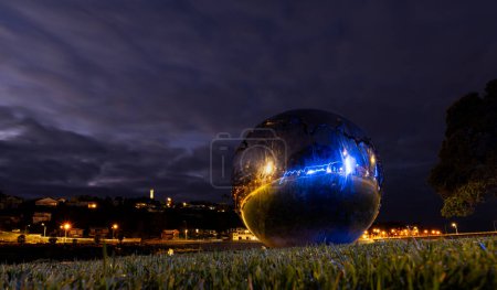 Foto de Whanganui, Nueva Zelanda, 26. 8.2023 Gran bola de metal con una gran grieta en ella. - Imagen libre de derechos