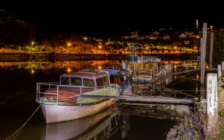 Foto de Dos barcos fluviales se estacionan en la ciudad de Whanganui por la noche. - Imagen libre de derechos