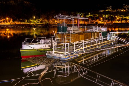 Foto de Un parque de barcos de río en la ciudad de Whanganui por la noche. - Imagen libre de derechos