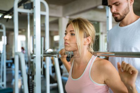 Téléchargez les photos : Sport man trainning woman exercise lifting weight in sport gym fitness gym - en image libre de droit