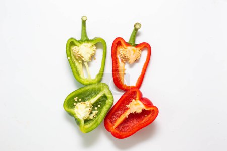 Foto de Colorido chile pimienta rebanada vista superior sobre fondo blanco - Imagen libre de derechos