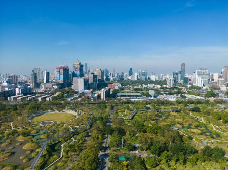 Foto de Vista aérea ciudad verde bosque parque público con moderno edificio de oficinas Benjakitti Park Bangkok Tailandia - Imagen libre de derechos