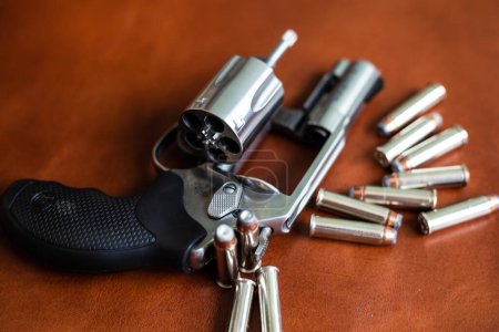 Foto de .357 magnum ocultar defensa pequeña pistola con chaqueta bala de punto medio en cuero marrón - Imagen libre de derechos