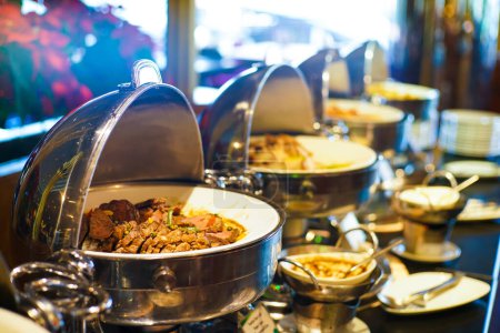 Téléchargez les photos : Les gens saisissent à la main délicieuse nourriture asiatique dans la salle de séminaire hôtel nourriture et boisson - en image libre de droit