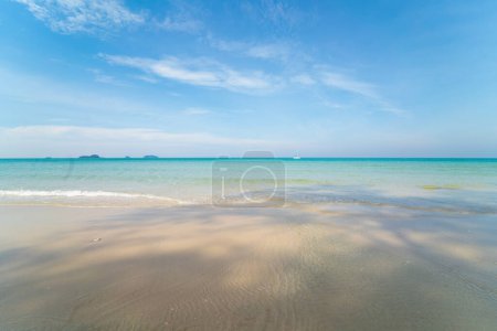 Foto de Arena blanca mar playa ola cielo azul con nubes verano vacaciones fondo - Imagen libre de derechos