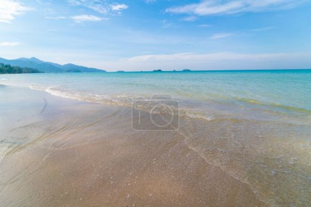 Téléchargez les photos : Blanc sable mer plage vague ciel bleu avec nuage vacances d'été fond - en image libre de droit