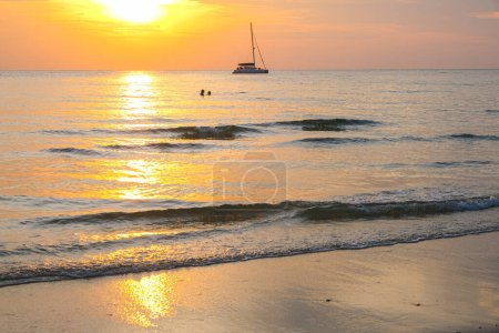 Foto de Puesta de sol mar ola playa cielo dorado serenidad naturaleza paisajes verano vacaciones - Imagen libre de derechos