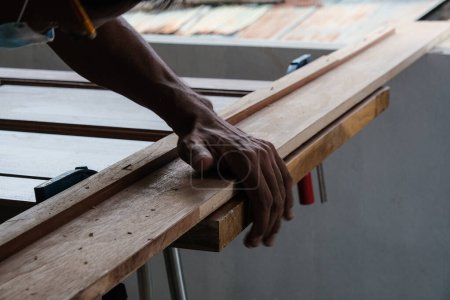 Foto de Cerrajería carpintero trabajando con puerta de madera en la nueva industria del interior del hogar - Imagen libre de derechos
