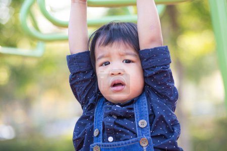 Foto de Adorable asiático 2-3 años chico en playground en ciudad parque - Imagen libre de derechos