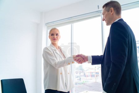 Téléchargez les photos : Homme d'affaires et femme serrent la main comme bonjour au bureau bienvenue, saluent ou remercient geste - en image libre de droit