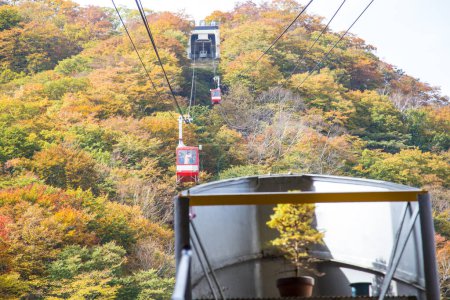 Téléchargez les photos : Nikko téléphérique rouge avec les touristes voyage jusqu'au sommet de la montagne d'automne, Nikko, Japon - en image libre de droit
