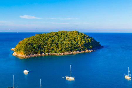 Téléchargez les photos : Bateaux dans la baie de mer près de l'île de Phuket, Thaïlande, concept de vacances d'été - en image libre de droit