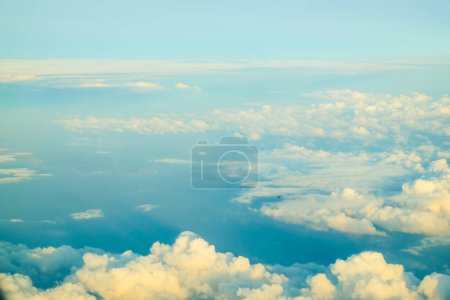 Foto de Vista superior de nubes de cielo esponjosas, fondo de la atmósfera - Imagen libre de derechos
