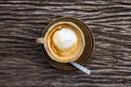 Téléchargez les photos : Hot Latte art café sur table en bois - en image libre de droit