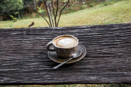 Foto de Café de arte latte caliente en mesa de madera - Imagen libre de derechos