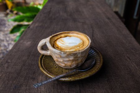 Foto de Café de arte latte caliente en mesa de madera - Imagen libre de derechos