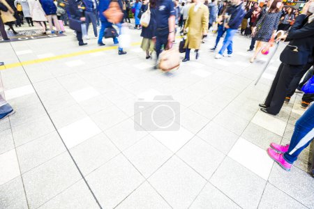 Foto de Vista borrosa de movimiento de los pasajeros corriendo, fondo de la estación de tren - Imagen libre de derechos